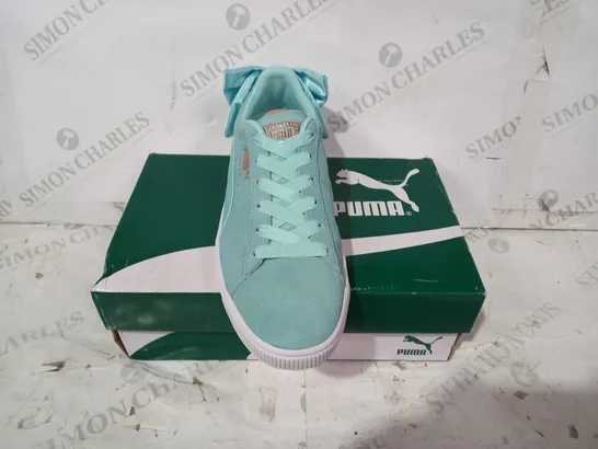 BOXED PAIR OF PUMA SUEDE BOW SHOES IN CYAN UK SIZE 7