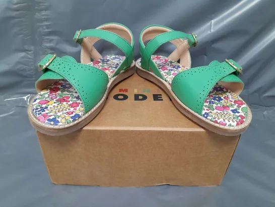 BOXED PAIR OF MINI BODEN OPEN TOE KIDS SANDALS IN GREEN/MULTI EU SIZE 31