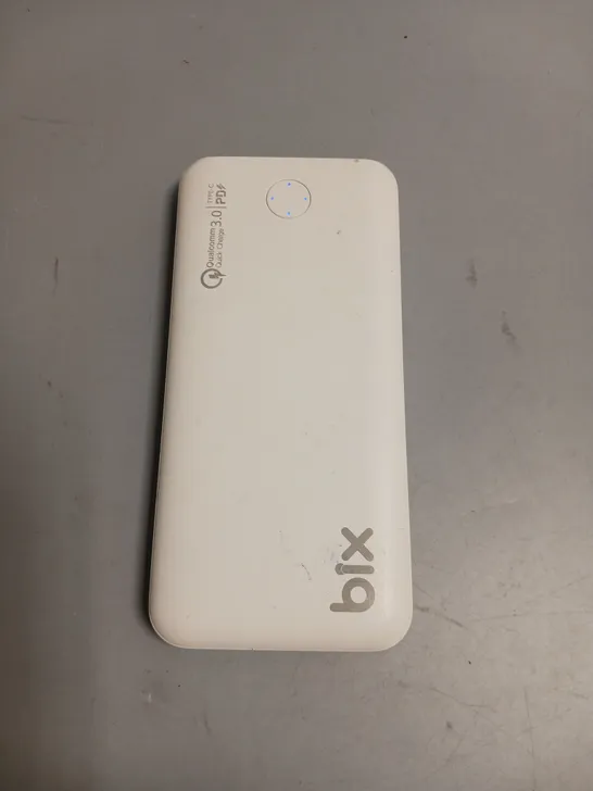 BIX PORTABLE CHARGER IN WHITE TYPE-C AND MICRO USB INPUTS AND USB OUTPUT
