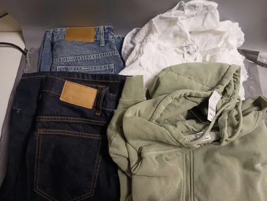 APPROXIMATELY 20 ASSORTED ITEMS OF CLOTHING TO INCLUDE CLASSIC WASHED ZIP THROUGH HOODIE SIZE L, LENNY TIERED MINI DRESS SIZE 36EU, RELAXED WIDE LEG JEAN SIZE 36EU, SUPPER BAGGY DENIM JORT SIZE 34EU