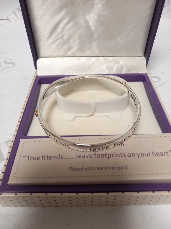 BOXED EQUILIBRIUM BANGLE ENGRAVED 'TRUE FRIENDS LEAVE FOOTPRINTS ON YOUR HEART'