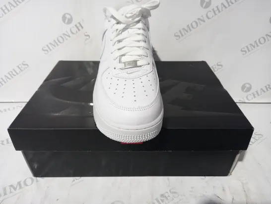 BOXED PAIR OF NIKE AIR FORCE 1 LOW SP SHOES IN WHITE UK SIZE 8.5