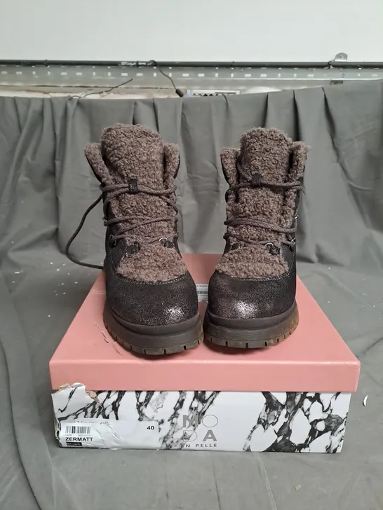 BOXED PAIR OF MODA IN PELLE ZERMATT BOOTS IN BROWN SIZE 7