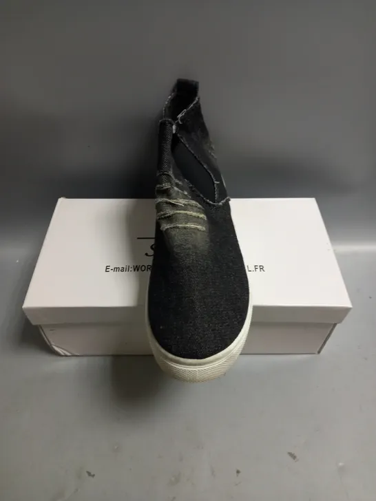 BOXED WS SHOES UNISEX  BLACK DENIM TRAINERS. SIZE EU 38