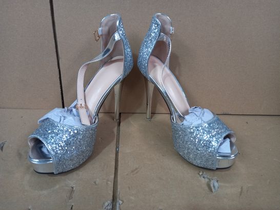 BOXED PAIR OF DESIGNER HEELS IN SILVER/JEWELLED EFFECT EU SIZE 36