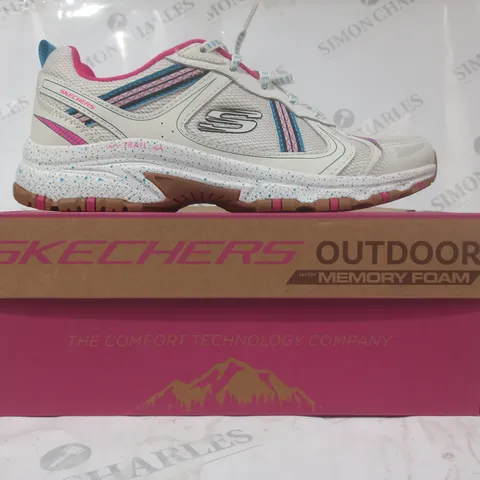 BOXED PAIR OF SKECHERS MEMORY FOAM TRAIL SHOES IN WHITE/BLUE/FUCHSIA SIZE 7
