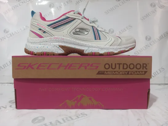 BOXED PAIR OF SKECHERS MEMORY FOAM TRAIL SHOES IN WHITE/BLUE/FUCHSIA SIZE 7