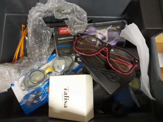 BOX OF APPROXIMATELY 20 ASSORTED JEWELLERY ITEMS & GLASSES TO INCLUDE RINGS, INHALER COVER, SUNGLASSES ETC  