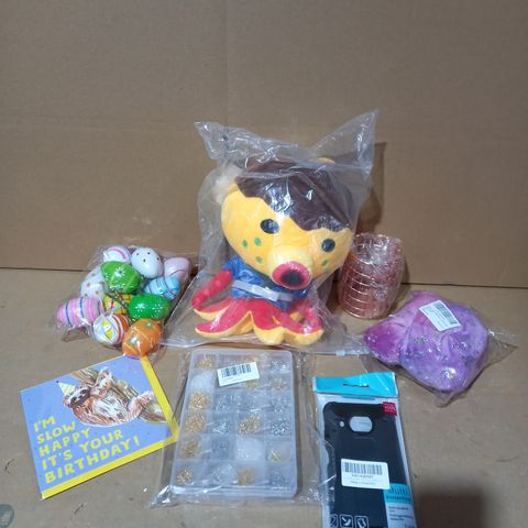 LOT OF APPROXIMATELY 30 HOMEWARE AND GIFT PRODUCTS TO INCLUDE PLUSH TOY, CANDLE HOLDER, PHONE CASE ETC