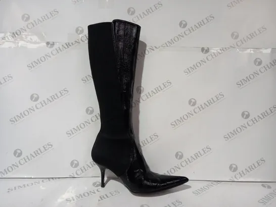 BOXED PAIR OF DOLCE & GABBANA POINTED TOE HIGH HEEL KNEE HIGH BOOTS IN BLACK EU SIZE 39