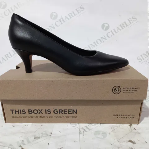 BOXED PAIR OF CLARKS CLOSED TOE LOW HEEL LEATHER SHOES IN BLACK UK SIZE 4