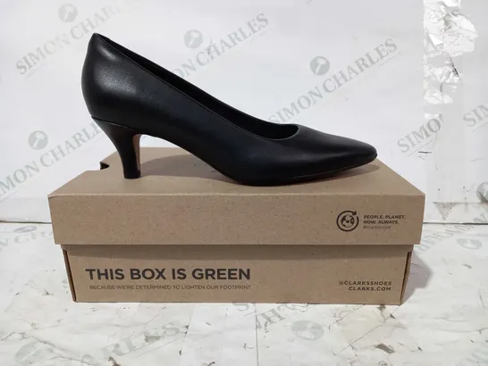 BOXED PAIR OF CLARKS CLOSED TOE LOW HEEL LEATHER SHOES IN BLACK UK SIZE 4