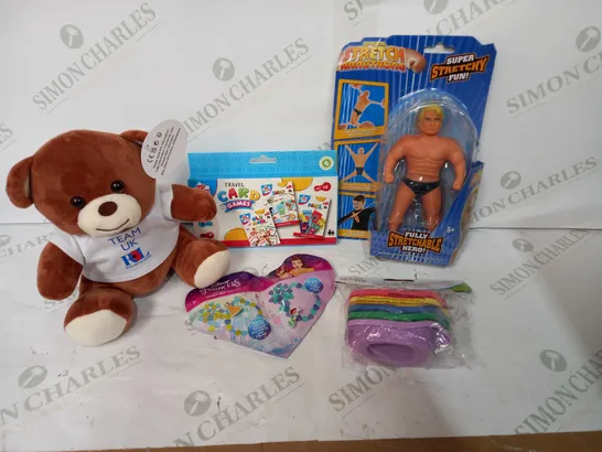 BOX OF APPROX 30 ASSORTED TOYS TO INCLUDE - SUPER STRETCHY FIGURE, TRAVEL CARD GAMES, TOY BOATS ETC