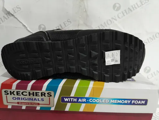 BOXED PAIR OF SKECHERS TRAINERS BLACK SIZE 5 1/2