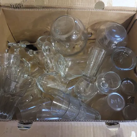 BOX OF ASSORTED GLASSWARE INCLUDING: JUGS, COCKTAIL GLASSES, WINE GLASSES ECT