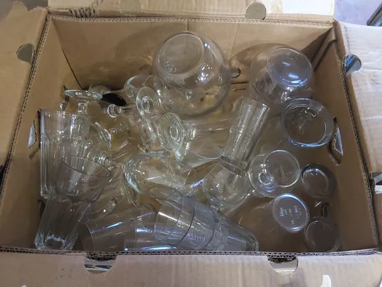 BOX OF ASSORTED GLASSWARE INCLUDING: JUGS, COCKTAIL GLASSES, WINE GLASSES ECT