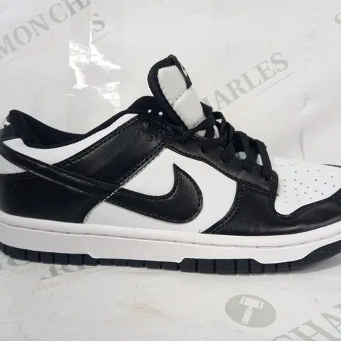 PAIR OF NIKE TRAINERS IN BLACK/WHITE UK SIZE 5.5