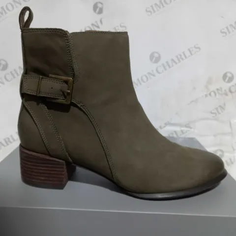 BOXED PAIR OF VIONIC SIENNA ANKLE BOOTS IN OLIVE SIZE 6