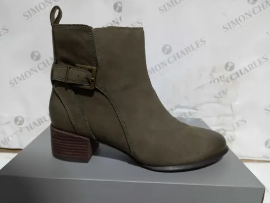 BOXED PAIR OF VIONIC SIENNA ANKLE BOOTS IN OLIVE SIZE 6