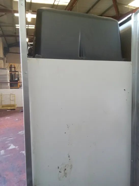 COMMERCIAL SINGLE FREESTANDING FRIDGE 