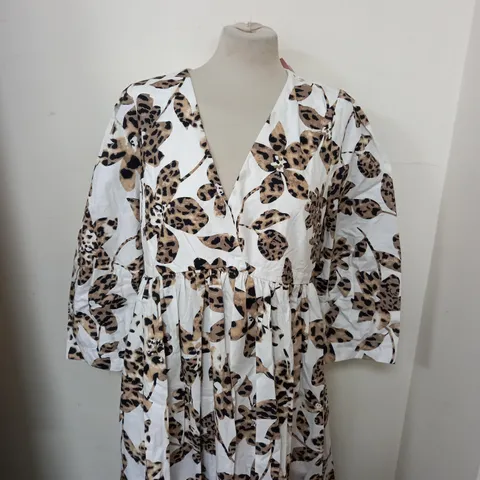 APPROXIMATELY 10 ASSORTED ITEMS OF WOMEN CLOTHING TO INCLUDE BADGLEY MISCHKA FLORAL DRESS IN SIZE 16, NINA LEONARD DRESS IN XS, KIM&CO DRAWSTRING SHORTS IN SIZE 2XL