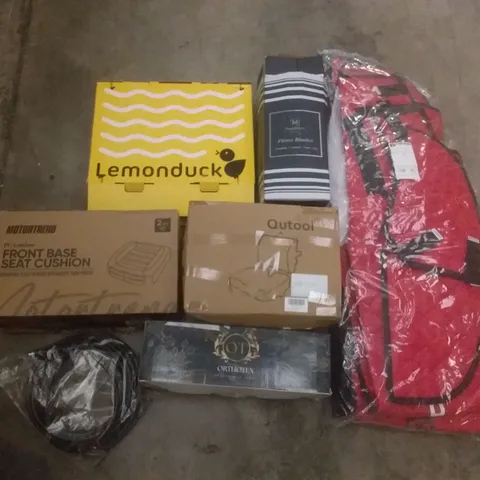 PALLET OF ASSORTED ITEMS INCLUDING LEMONDUCK, FLEECE BLANKET, ORTHOTEX MEMORY FOAM PILLOW, MOTOR TREND PU LEATHER FRONT BASE SEAT CUSHION, RÜK EXPANDING HOSE, BLANKET