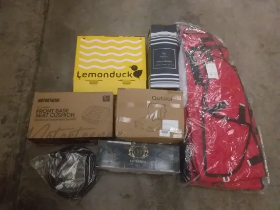 PALLET OF ASSORTED ITEMS INCLUDING LEMONDUCK, FLEECE BLANKET, ORTHOTEX MEMORY FOAM PILLOW, MOTOR TREND PU LEATHER FRONT BASE SEAT CUSHION, RÜK EXPANDING HOSE, BLANKET