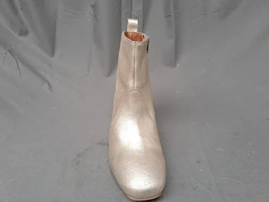 BOXED PAIR OF WHITE STUFF BLOCK HEEL BOOTS IN GOLD UK SIZE 5