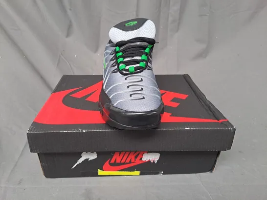 BOXED PAIR OF NIKE AIR SHOES IN GREY/GREEN UK SIZE 8.5