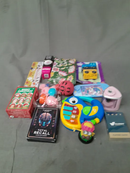 LOT OF ASSORTED TOYS AND GAMES TO INCLUDE SNAP WRIST BANDS, CARD GAMES AND PEPPA PIG