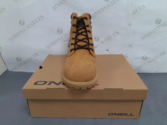 BOXED PAIR OF O'NEILL EL CAPITAN BOOTS IN TAN UK SIZE 9