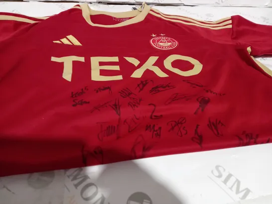 ABERDEEN FOOTBALL CLUB WITH SIGNED SIGNATURES 