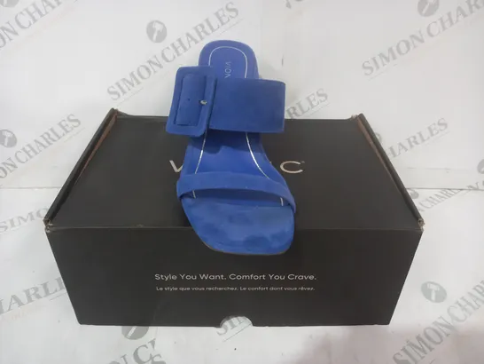 BOXED PAIR OF VIONIC OPEN TOE BLOCK HEEL SANDALS IN BLUE SIZE 7