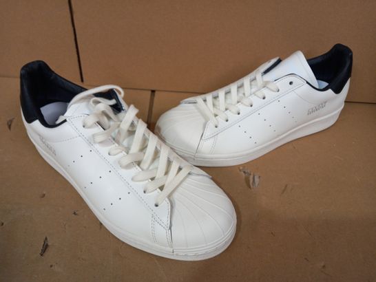 BOXED PAIR OF ADIDAS SHOES IN WHITE/BLACK UK SIZE 9