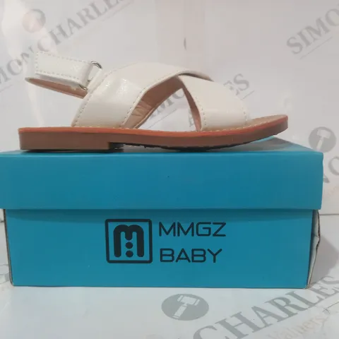 BOXED PAIR OF MG BABY OPEN TOE INFANT SANDALS IN WHITE EU SIZE 25