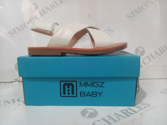 BOXED PAIR OF MG BABY OPEN TOE INFANT SANDALS IN WHITE EU SIZE 25