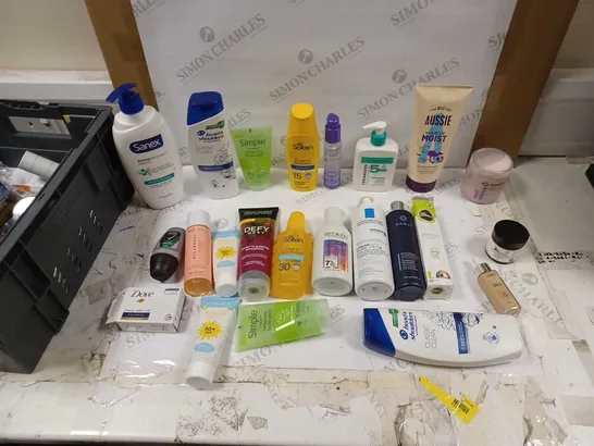 LOT OF APPROXIMATELY 20 HEALTH AND BEAUTY ITEMS TO INCLUDE AUSSIE MOIST CONDITIONER, SANEX MOISTURIZER, AND MONAT RENEW SHAMPOO ETC. 