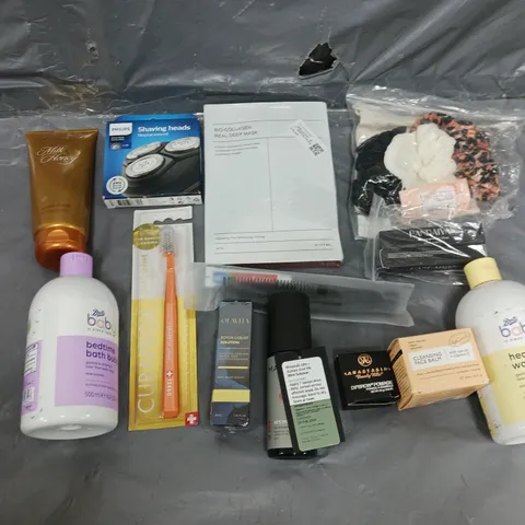 APPROXIMATELY 15 ASSORTED COSMETICS PRODUCTS TO INCLUDE - MILK HONEY SUGAR SCRUB, PHILIPS SHAVING HEAD, AND MANUAL MINOXIDIL ETC. 