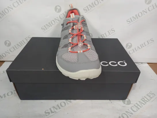 BOXED PAIR OF ECCO TERRACRUISE SHOES IN GREY/SALMON UK SIZE 6.5-7