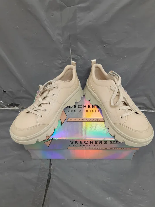 BOXED PAIR OF SKECHERS STREET MEMORY FOAM TRAINERS IN OFF WHITE SIZE 6