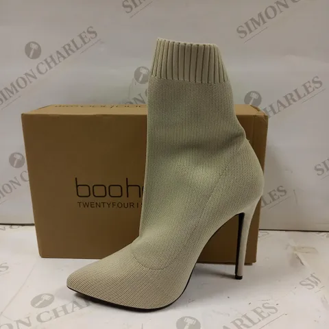 BOXED BOOHOO POINTED STEILETTO STONE SOCK BOOT SIZE 6