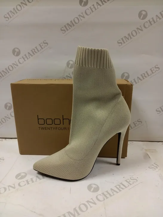 BOXED BOOHOO POINTED STEILETTO STONE SOCK BOOT SIZE 6