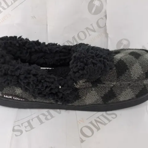 PAIR OF MUK LUKS ANAIS SLIPPERS IN BLACK/GREY CHECK - SIZE 9