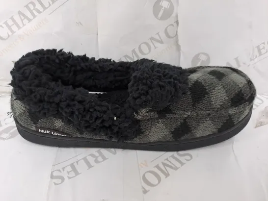 PAIR OF MUK LUKS ANAIS SLIPPERS IN BLACK/GREY CHECK - SIZE 9