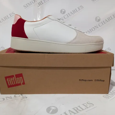 BOXED PAIR OF FITFLOP RALLY LEATHER SUEDE PANEL SNEAKERS IN WHITE/RED UK SIZE 7