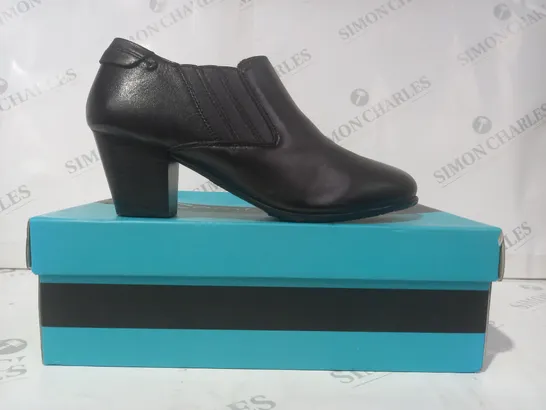 BOXED PAIR OF COMFORT PLUS WIDE FIT LUCIA SZ LOW BLOCK HEEL SHOES IN BLACK SIZE 5