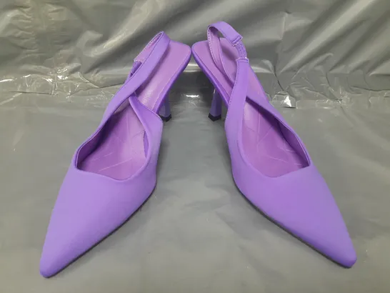 BOXED PAIR OF DESIGNER POINTED TOE HEELED SHOES IN PURPLE EU SIZE 40