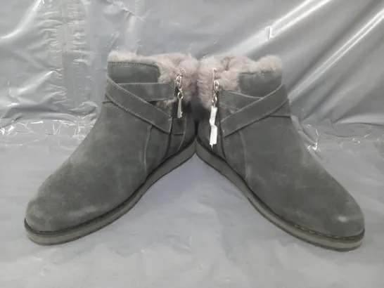 BOXED PAIR OF EMU AUSTRALIA SUEDE BOOTS IN GREY SIZE 4