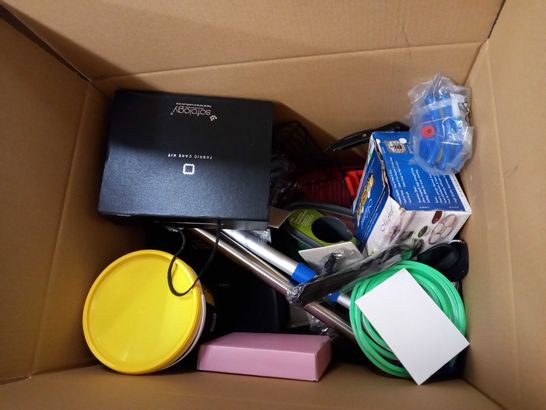 LARGE BOX OF APPROXIMATELY 20 ASSORTED HOUSEHOLD ITEMS TO INCLUDE: JUMBO SHOPPING BAG, BATH SHOWER HEADS, HOOVER SPARE PARTS