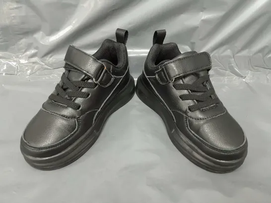 BOXED PAIR OF DESIGNER KIDS SHOES IN BLACK EU SIZE 27